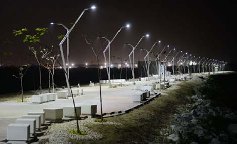 SE ILUMINA EL MALECÓN DE LA AVENIDA DEL RÍO
