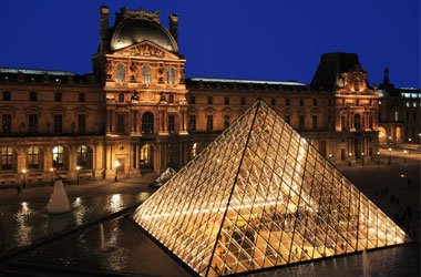 LA PIRÁMIDE DEL LOUVRE LUCE ILUMINACIÓN LED DE TOSHIBA