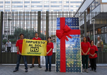 GREENPEACE PROTESTA CONTRA EL IMPUESTO AL SOL FRENTE AL MINISTERIO DE INDUSTRIA - ESPAÑA