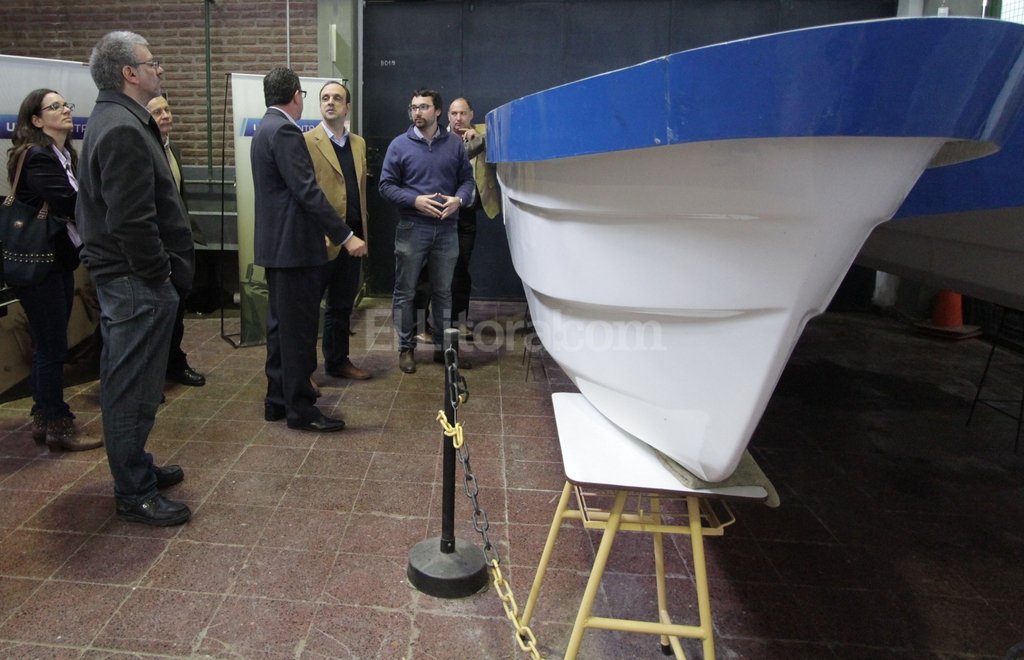 AVANZA LA CONSTRUCCIÓN DE UN CATAMARÁN SOLAR PARA EL TURISMO -ARGENTINA-