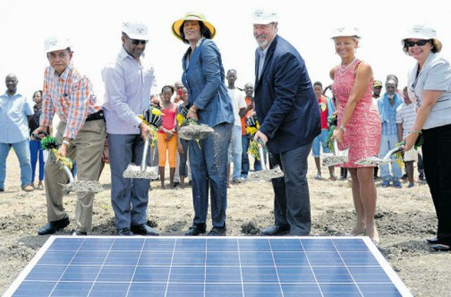 JAMAICA GENERARÁ ELECTRICIDAD PARA 200.000 HOGARES CON LA MAYOR PLANTA SOLAR DEL CARIBE