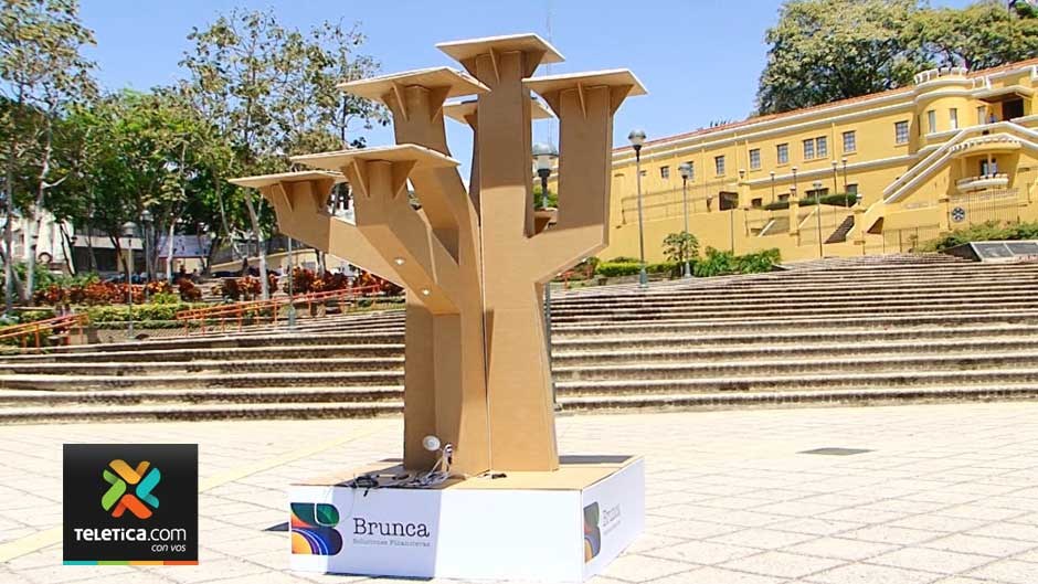 TICOS CARGARON CELULARES EN UN ÁRBOL SOLAR