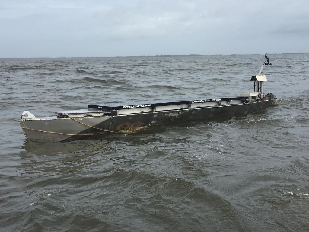 SOLAR VOYAGER ES UN KAYAK AUTÓNOMO QUE AHORA MISMO ESTÁ CRUZANDO EL ATLÁNTICO