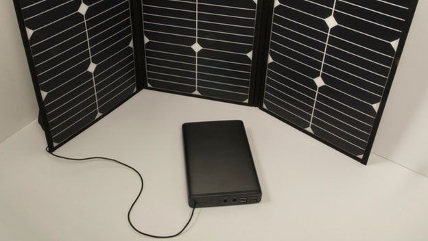 BATERÍA EXTERNA CON 50.000 MAH DE CAPACIDAD SE CARGA CON ENERGÍA SOLAR