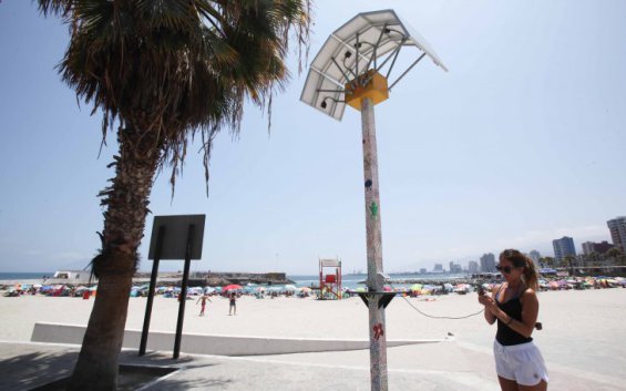 CHILE ENERGÍA SOLAR PARA CARGAR CELULARES EN LA CALLE