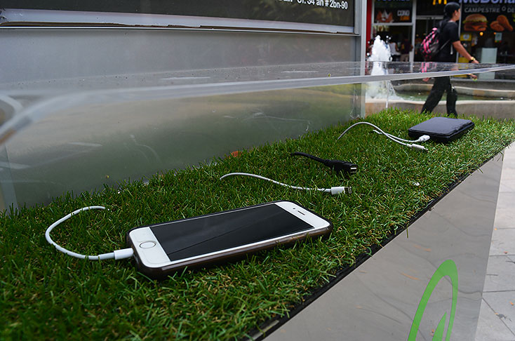 Este invento caleño le permite recargar su celular con energía solar