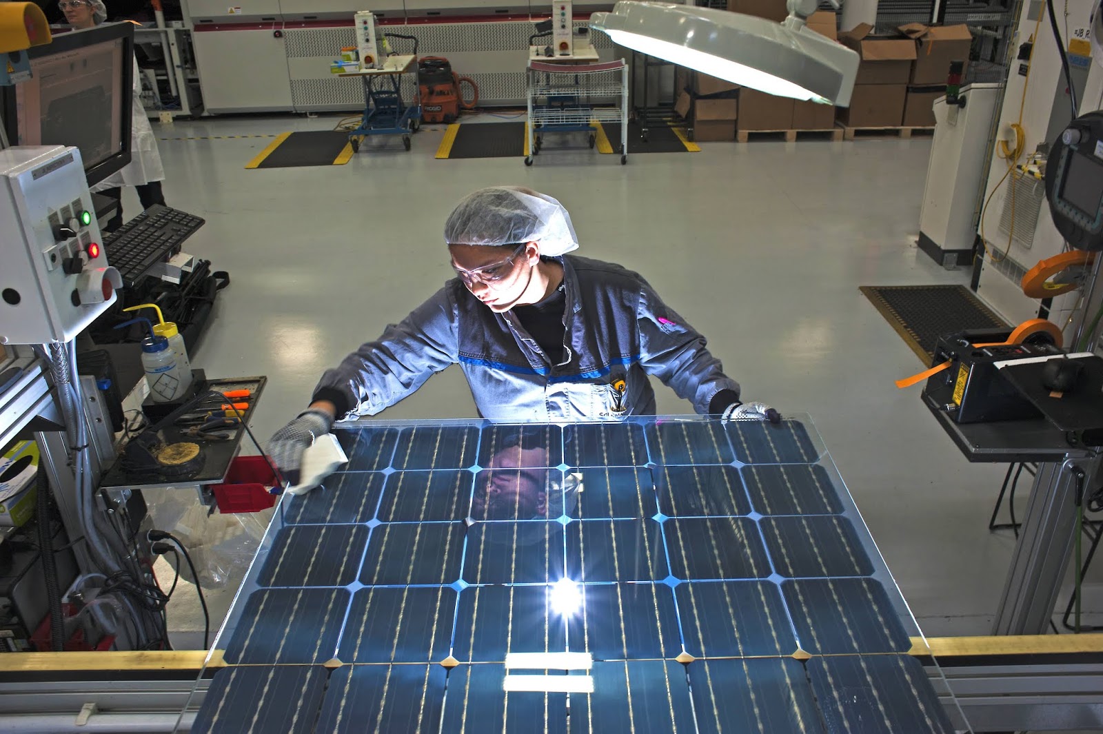 La industria se prepara para el inicio de la producción de paneles solares bifaciales