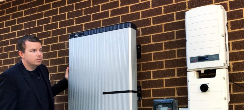 Cómo combinar las baterías con los paneles fotovoltaicos en el tejado