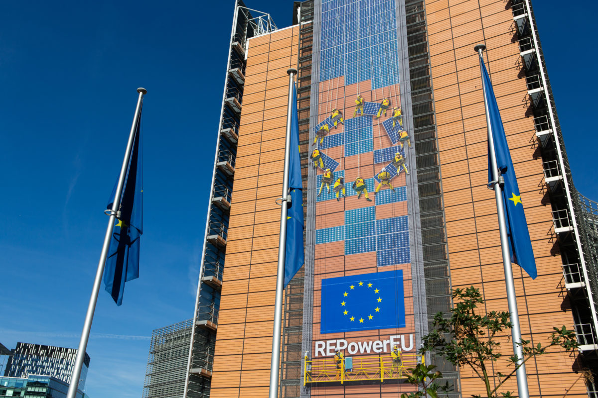 La Comisión Europea tiene como objetivo acelerar los permisos renovables