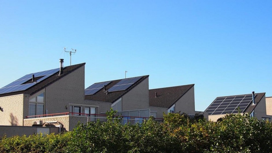 Paneles solares en casa: cuál es el coste de apostar por la energía renovable.