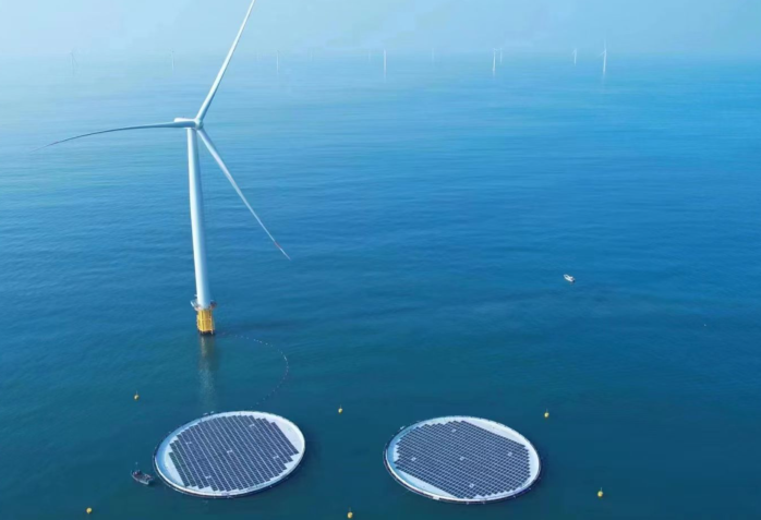 Sistemas fotovoltaicos flotantes en alta mar frente a sistemas fotovoltaicos terrestres