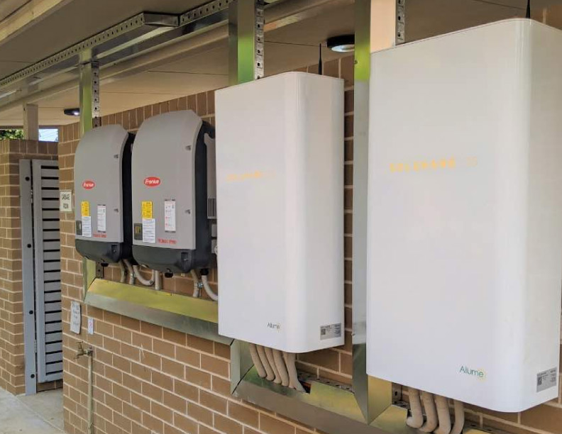 Nueva tecnología australiana lleva energía solar compartida y reduce a la mitad las facturas de energía en viviendas públicas