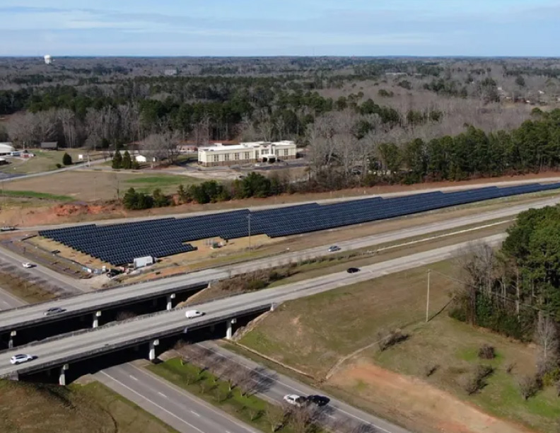 Paneles solares en huecos vacíos de autopistas, una gran idea que ya se aplica en algunos países