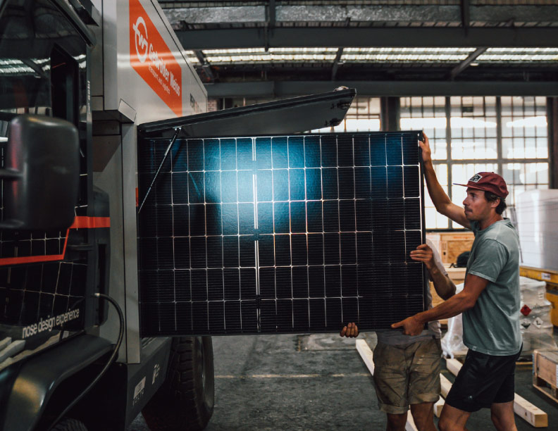Empresa de logística prueba un camión eléctrico con energía fotovoltaica para ubicaciones remotas
