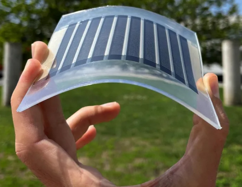 Paneles fotovoltaicos de plástico flexible, el invento con ADN español que llevará la energía solar a cualquier parte