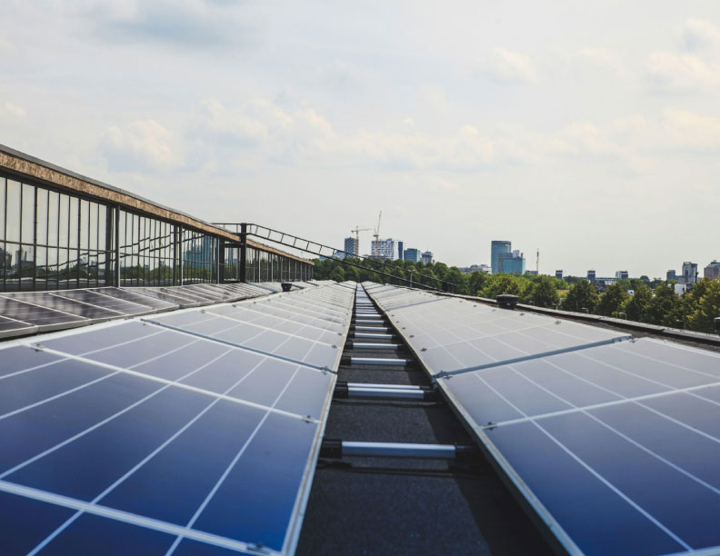 Previsión diaria para energía fotovoltaica comercial con almacenamiento en batería
