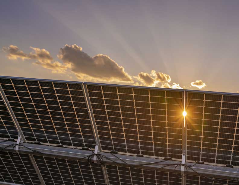 EE. UU.: Expertos jurídicos desmienten catorce afirmaciones falsas sobre la energía solar, eólica y los vehículos eléctricos
