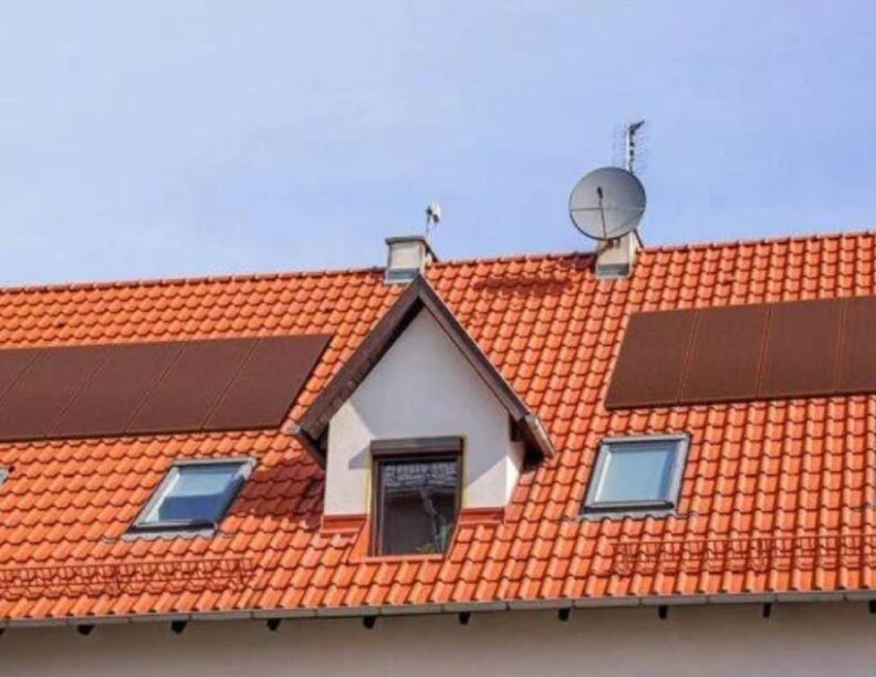 El tejado fotovoltaico que cubre tu casa de paneles solares rojos: electricidad gratis las 24 horas del día